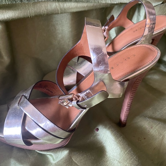 Metallic gold coach heels - Picture 2 of 5